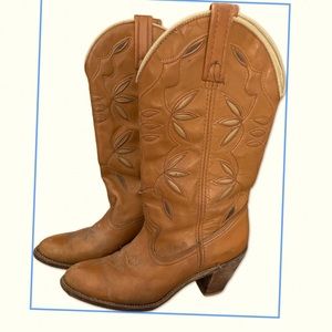 Woman’s Vintage Cowboy Boots Dingo size 7.5